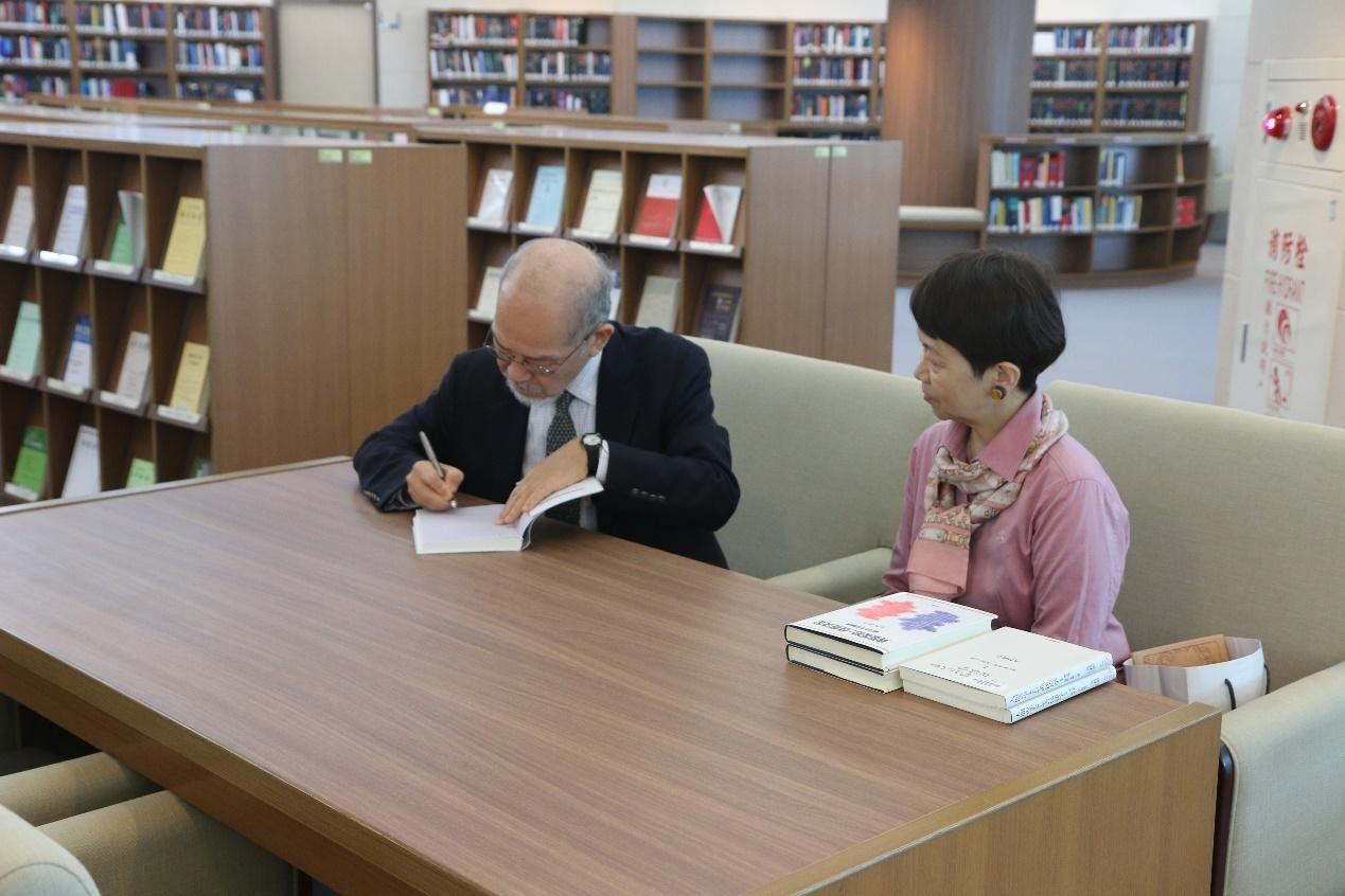 大村敦志教授(左)為本學院圖書館收藏之著作簽名紀念JPEG