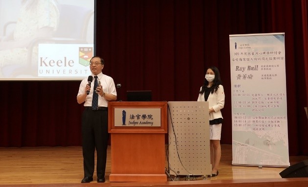 黃菁瑜助理教授(右)與本學院周占春院長(左)JPEG