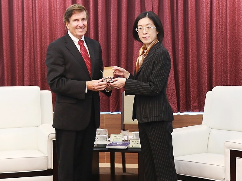 本學院賴惠慈主任秘書代表周占春院長致贈紀念品予蘭迪．霍蘭前大法官(左)JPEG