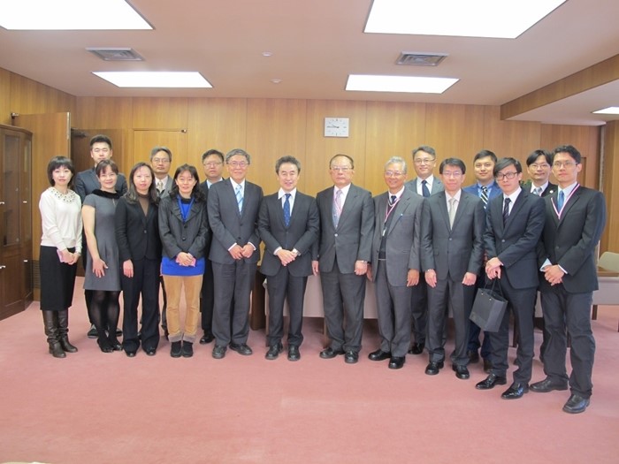 上圖為本團拜會札幌地方法院定塚誠院長（左起第九位）後與之合影留念JPEG